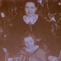Babcia Ela (matka taty) wraz z dziecmi. Od lewej wujek Leszek, ciocia Krysia oraz tata