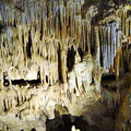 Tropfsteine in der Bärenhöhle auf der schwäbischen Alb.