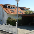 Hausansicht mit Carport