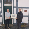 Johannes Borchardt übergibt das Aquarell an den 2. Vorsitzenden des Heimat- und Geschichtsvereins Wedemark e.V., Peter Schulze