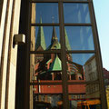 Spiegelung Lübeck Marienkirche im Karstadtfenster