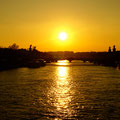 für uns ein letzter Sonnenuntergang über der Seine