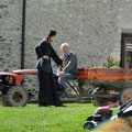 Mönch in einem serbisch-orthodoxen Kloster unterhält sich mit einem Angestellten