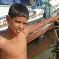 Junge am Fischerboot in Luxor