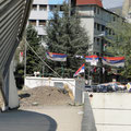 Brücke in der Stadt Mitrovica - trennt den kosovoalbanischen vom serbischen Teil des Kosovos