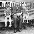 Ein Jahr vor seinem Tod: Auf der Bank mit Wilhelm und Hubert, den Enkelkindern auf seinem Hof 
