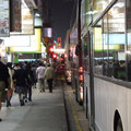 Ununterbrochen brausen die Busse des öffentlichen Verkehrs durch die Hauptverkehrsachsen mitten durch Homgkong (auf dem Bild: Nathan Road)