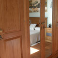 Muebles de castaño, equipación de camas en madera, latex natural, algodones y lanas.
