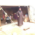 Nette Beduinenfrau vor ihrem Vorratszelt mit Küche.