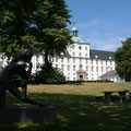 Schloss Gottorf - gleich über die Straße und Sie sehen den Burgsee und das S-H-Landesmuseum