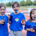 Slush-Eis Farbe der Zunge passt zum Vereins T-Shirt