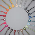 Hellgrau, Gurtfarben: Vanille, Weißgrau, Hellgrau, Dunkelgrau, Schwarz, Dunkelblau (matt), Blau, Petrol, Hellblau, Minze, Khaki, Milchkaffee, Taupe, Schokolade, Kaffee, Pflaume, Pink, Rosa (matt), Bordeaux (matt), Rot, Terrakotta, Mandarine, Gelb, Pomelo