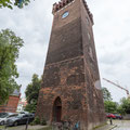 Drei Fluchtpunkte: Durch die Nähe zum Turm einerseits und den Blickwinkel andererseits können drei Fluchtpunkte ausgemacht werden. Doch nicht immer führt dies automatisch zu einem starken Bild.