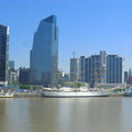 Hafen mit Skyline von Buenos Aires