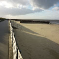 In Duhnen soll die Promenade im Jahr 2014 erneuert werden und hier stehen noch die alten Sandfangzäune, die für Generationen von Cuxhavenurlaubern einen gewohnten Anblick bieten.