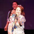 元気な歌声の彼女は人気者☆