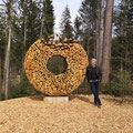 Titel: Cycle of Harmony, Waldskulptur, Holz und Metall. Durchmesser 2.5 Meter. 2021