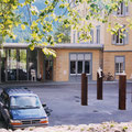 Gestaltung des Vorplatzes des Hotel Saratz in Pontresina. 1999. Stein, Metall