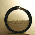 Thema Massenbewegung: Ohne Titel. 2007. Stein umrandet in Metall