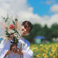 ひまわり畑でフォトウェディングを撮影する花嫁