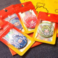 すめじさんからいただいた門番＆シイカの缶バッジ！！すめじさんのこのころころポップなデフォルメ画たまらんです😂グッズ映えエグくてサイコ～ッ！！♡