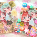 ゆみはるちゃんにいただいた門番のトレカ！！トレカデコの文化(実物)に初めて触れました！KAWAIIが爆発しているッ！！卵被弾したジェがキラキラの涙流してるの可愛すぎてずっと破顔してます