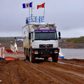 Übersetzen auf dem Peel River, Dempster Hwy