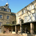 Le cloître vers la chapelle et le clocher