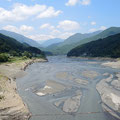 水不足でダム底が、見える井川湖