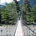 大井川鐡道千頭駅より徒歩15分のところにある両国吊橋（長さ：145m 高さ：8m）