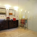 Old Olive Mill House modernes Badezimmer mit Regendusche