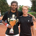 Turniersieger Dustin Brown (l.l) und Finalist Andre Zietsman