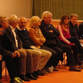 Endspielzuschauer mit (ab 2.v.l.) Sponsorenvertreter Erwin Pritzl, Bgm. Karl Obermeier, BTV-Bezirkssportwart Manfred Mayer, TCA-Vorsitzende Petra Hallhuber und Turnierleiter Hans Straubinger