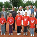 Gruppenbild mit dem Verantwortlichen, Ehrengästen, Finalisten und Turnierkinder