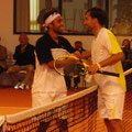 Gratulation nach dem Endspiel an Marc Sieber (l.) von Alexander Satschko.