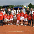 Gruppenbild mit den Offiziellen, Schiedsrichtern, Finalisten und Turnierkindern