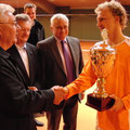 Gratulation und Preisgeldübergabe an Bastian Knittel durch TCA-Vorstand Hans Straubinger(l.)