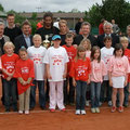Gruppenbild der Verantwortlichen, Ehrengäste und Turnierkinder