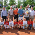 Gruppenbild mit dem Verantwortlichen, Ehrengästen, Finalisten und Turnierkinder
