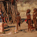 Bei den Himba, wer bestaunt hier wen?
