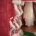 Boutique robes de mariée plumes blanc et rouge