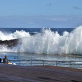 Mesa del Mar - Große Wellen brechen sich am Naturschwimmbecken.