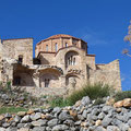 Dann gehen wir durch die Ruinen zur Kirche Agia Sofia.