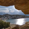 Matala - Blick aus einer Höhle über den Strand.