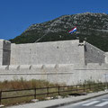 Das wiederaufgebaute Fort in Ston.