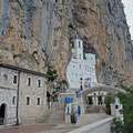 ... dann folgt das markante, in den Felsen gebaute Kloster.