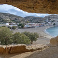 Matala - Blick aus einer Höhle über den Strand.