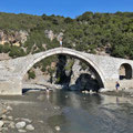 Brücke Ura e Kadiut bei den Thermalquellen von Benja.