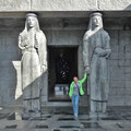 Zwei riesige Granitfiguren bewachen den Eingang zum Njegos Denkmal