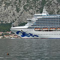 Ein Kreuzfahrtschiff verlässt die Bucht von Kotor.